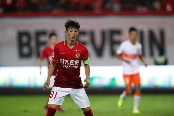 九游会首页 - 深圳男篮训练开放日，转会期官宣签约引欢呼，西甲在即，阵容厚度经受考验